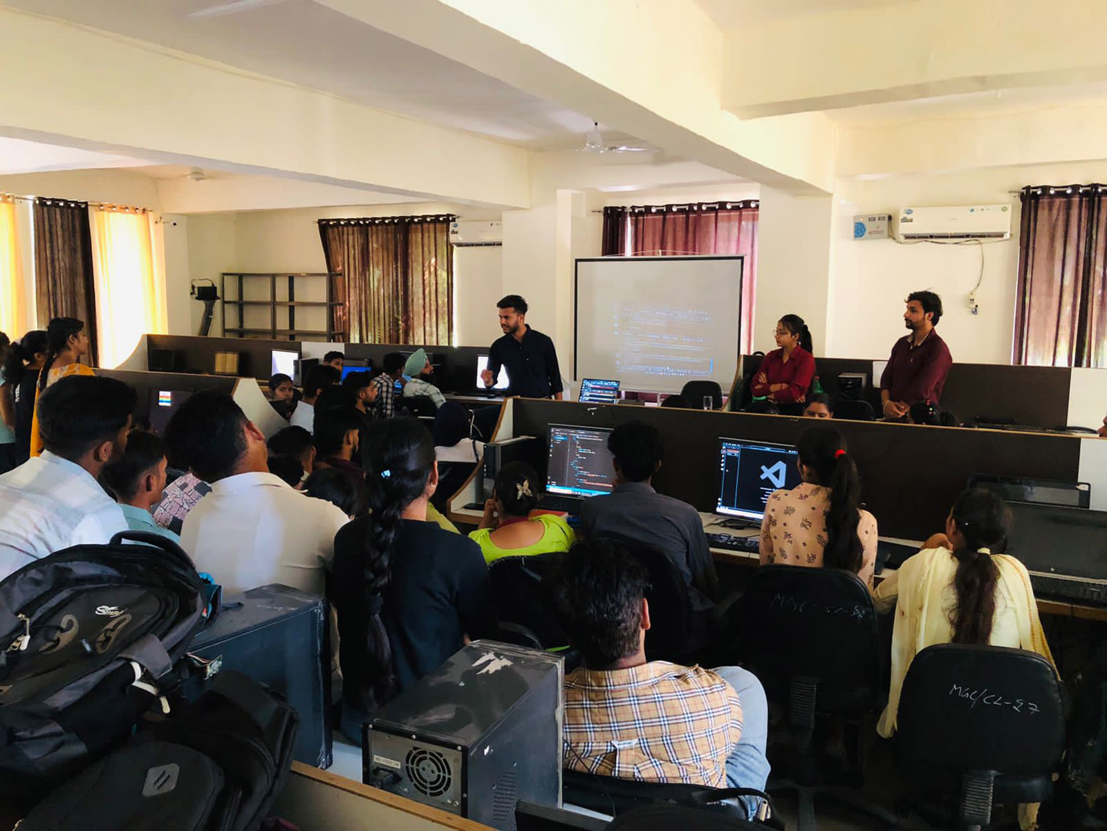 मॉडर्न ग्रुप ऑफ कॉलेजेज के कंप्यूटर साइंस एंड एप्लीकेशन विभाग ने अमृतसर स्थित कोचर इन्फोटेक लिमिटेड का औद्योगिक दौरा किया।